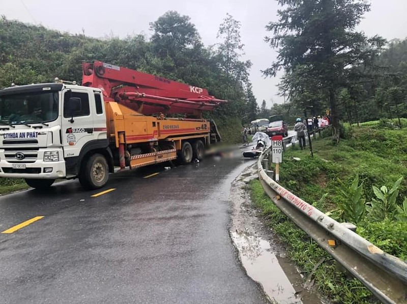 va cham voi xe bom be tong, thanh nien di xe may tu vong o lao cai hinh 1