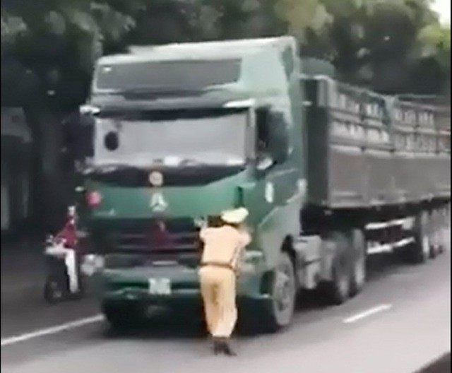 xe tai vi pham day csgt di lui roi bo chay ngay tren quoc lo 1a hinh 1