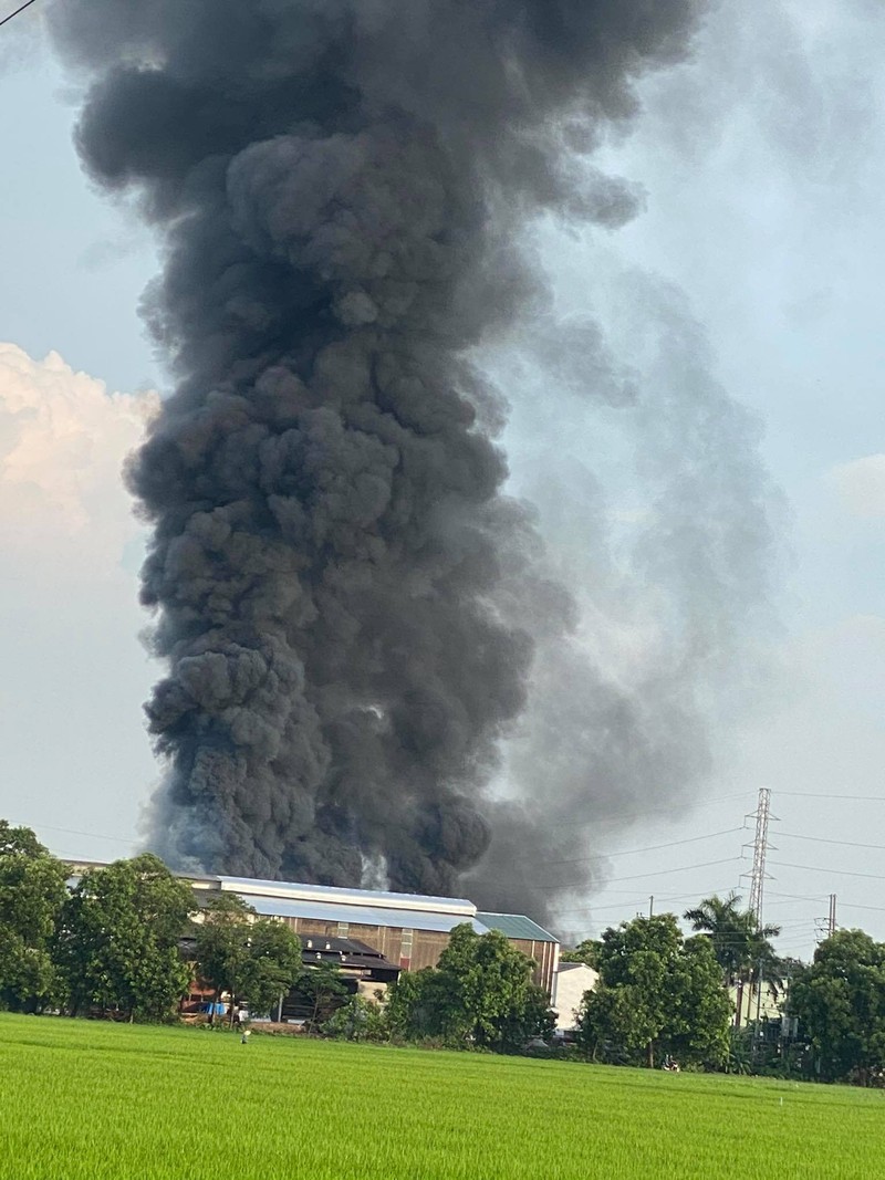 hien truong vu chay xuong go o cum cong nghiep binh phu - ha noi hinh 1