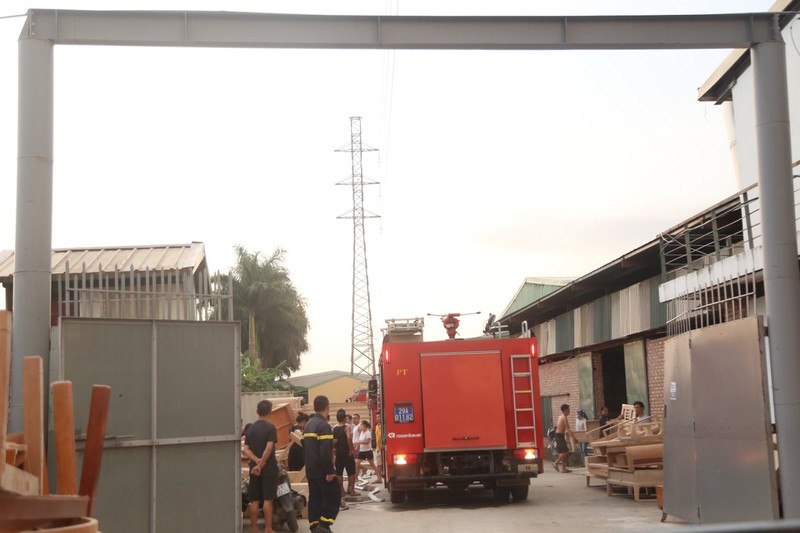 hien truong vu chay xuong go o cum cong nghiep binh phu - ha noi hinh 2