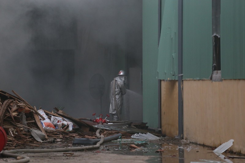 hien truong vu chay xuong go o cum cong nghiep binh phu - ha noi hinh 4