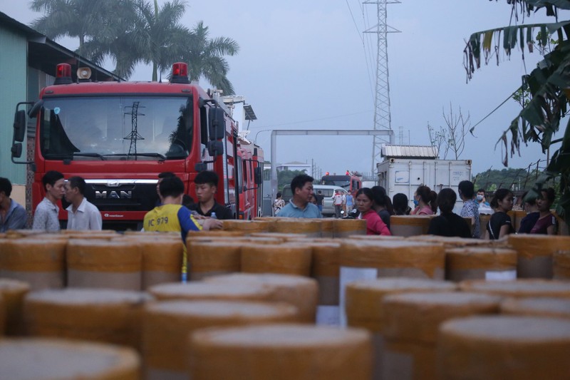 hien truong vu chay xuong go o cum cong nghiep binh phu - ha noi hinh 8