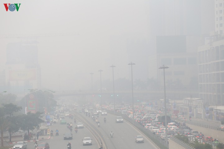chat luong khong khi ha noi lai kem, nguoi gia, tre em nen han che ra ngoai hinh 1