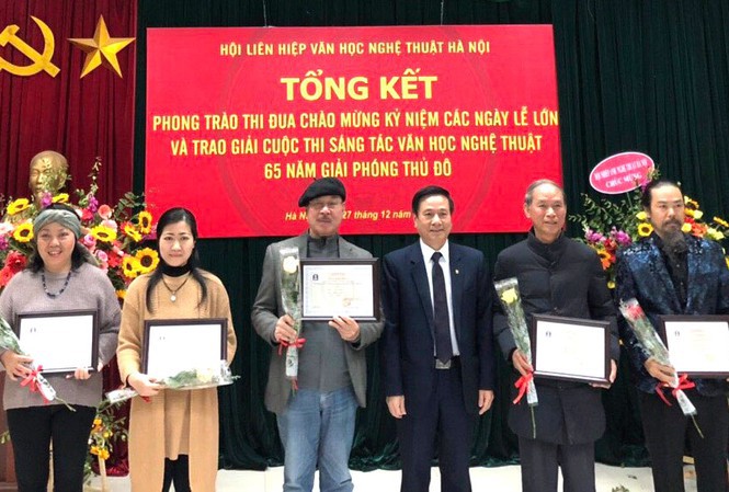 van nghe si ngo ngang vi giai nhat sang tac vhnt "qua tuong trung" hinh 2