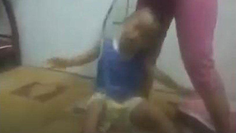 phan no voi video nguoi phu nu lay day thung buoc co, danh be trai o binh duong hinh 1