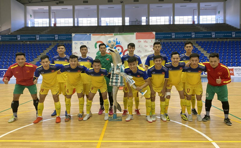 dt futsal viet nam danh tennis truoc doi bong cua tay ban nha hinh 1