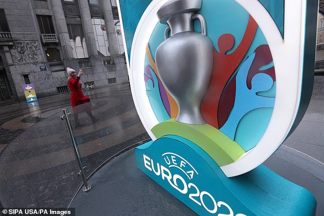 chinh thuc: euro 2020 bi hoan 1 nam hinh 1