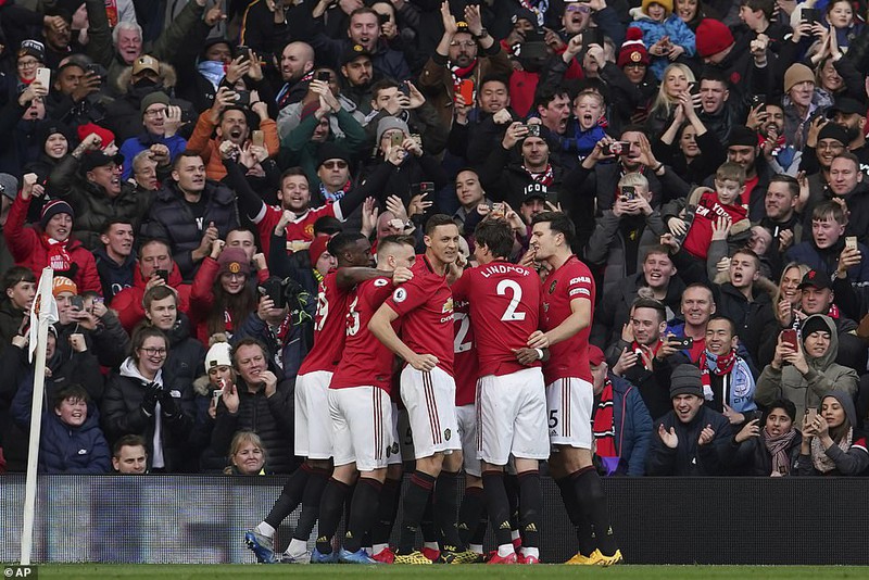 premier league bi hoan vo thoi han, clb de nghi cau thu giam 30% luong hinh 1