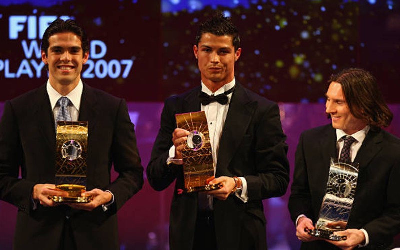 kaka tra loi khon kheo khi duoc hoi ve messi va ronaldo hinh 1