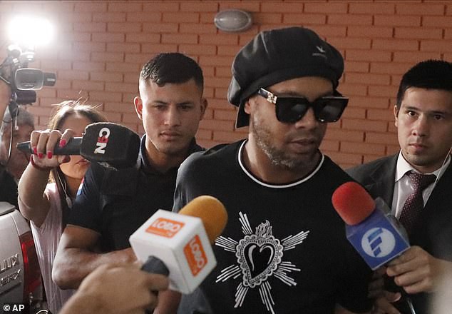 ronaldinho duoc ra tu sau 32 ngay bi giam giu hinh 1