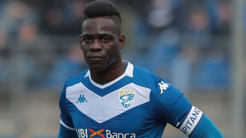 mario balotelli duoc khuyen nen nghi huu hinh 1