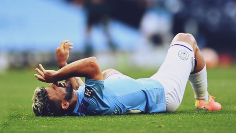 man city tra gia dat sau tran thang burnley khi aguero chan thuong hinh 1