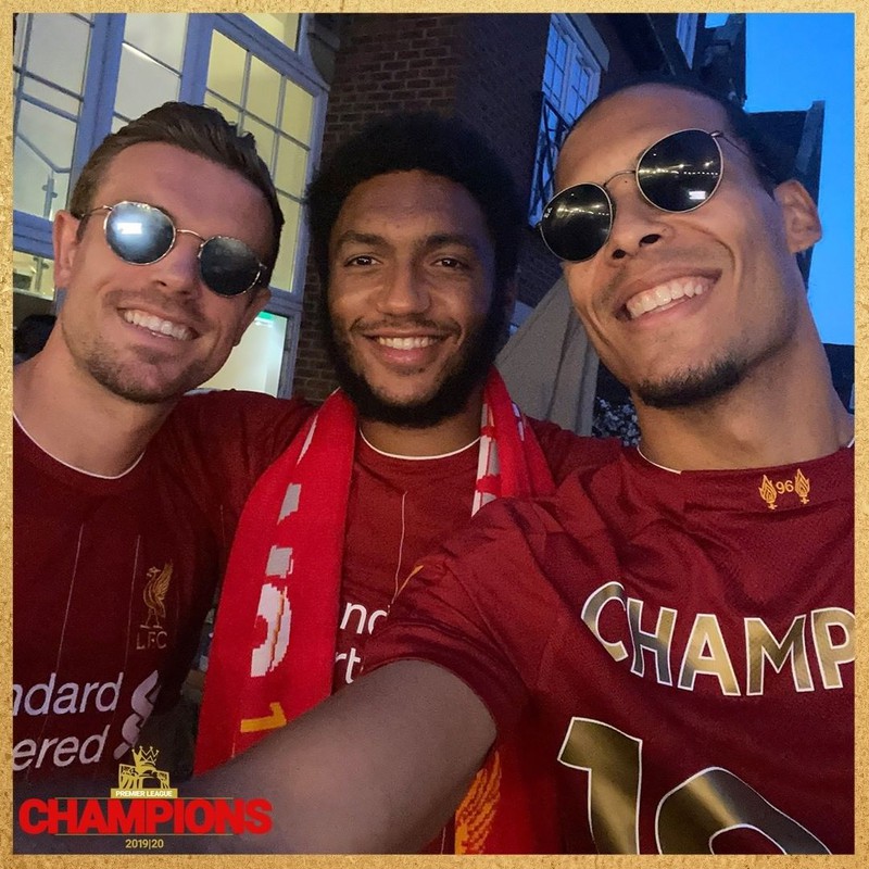 anh: co dong vien liverpool nhuom do duong pho an mung chuc vo dich hinh 10