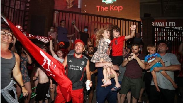 anh: co dong vien liverpool nhuom do duong pho an mung chuc vo dich hinh 2