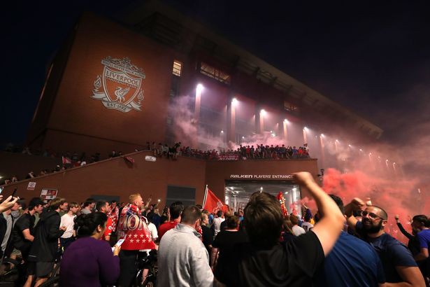 anh: co dong vien liverpool nhuom do duong pho an mung chuc vo dich hinh 3