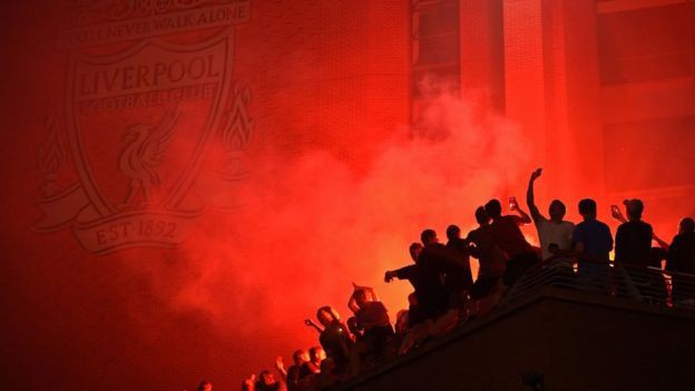 anh: co dong vien liverpool nhuom do duong pho an mung chuc vo dich hinh 4