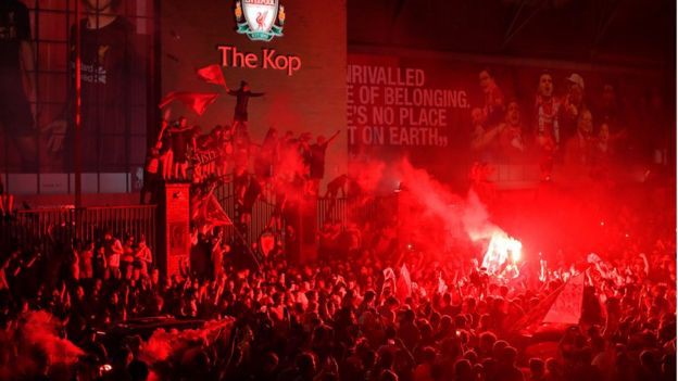 anh: co dong vien liverpool nhuom do duong pho an mung chuc vo dich hinh 5