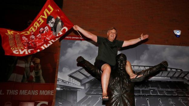 anh: co dong vien liverpool nhuom do duong pho an mung chuc vo dich hinh 6