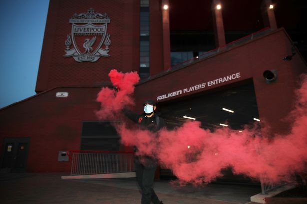anh: co dong vien liverpool nhuom do duong pho an mung chuc vo dich hinh 7