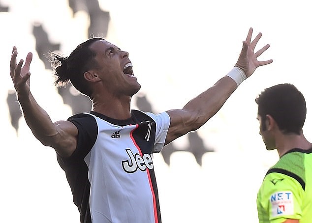 ghi sieu pham vao luoi torino, ronaldo lap ky luc vo tien khoang hau hinh 1