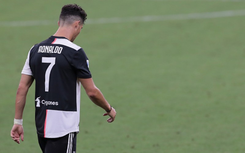 anh: ronaldo bat chap tinh mang de tranh bong voi ibrahimovic hinh 8