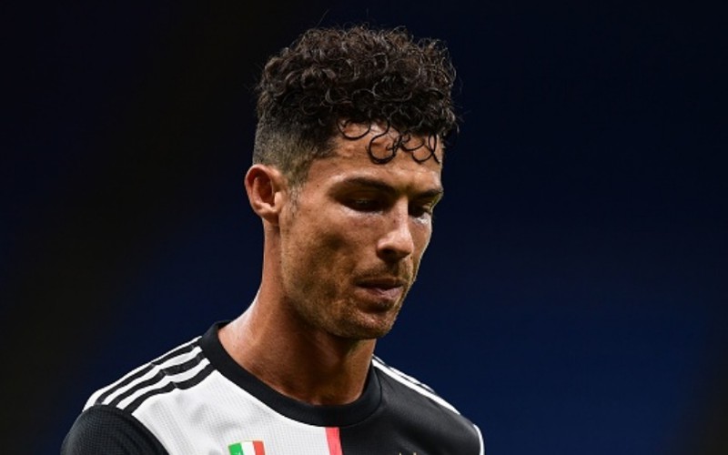 anh: ronaldo bat chap tinh mang de tranh bong voi ibrahimovic hinh 9