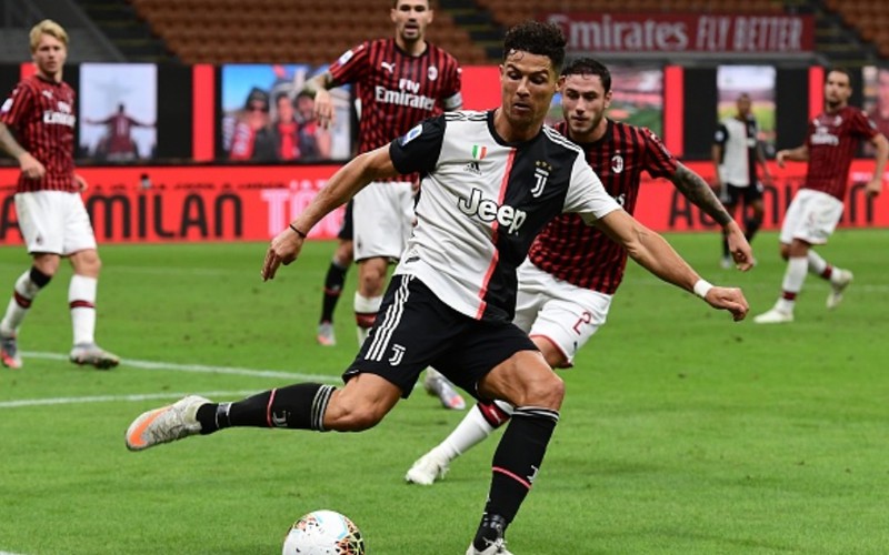 anh: ronaldo bat chap tinh mang de tranh bong voi ibrahimovic hinh 1