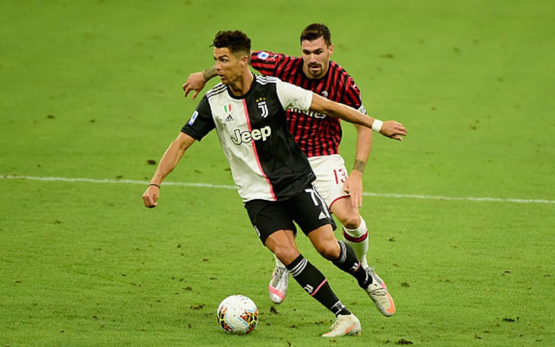 anh: ronaldo bat chap tinh mang de tranh bong voi ibrahimovic hinh 2