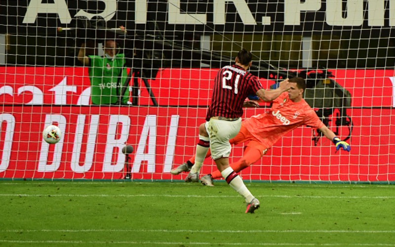 anh: ronaldo bat chap tinh mang de tranh bong voi ibrahimovic hinh 6