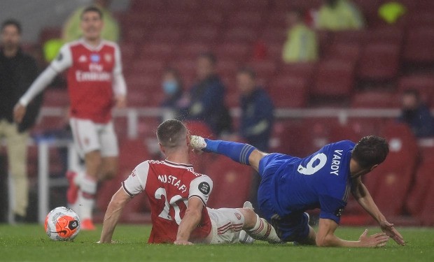 vardy hoa vo si tren san co, dap thang vao mat mustafi hinh 1