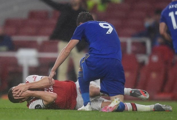 vardy hoa vo si tren san co, dap thang vao mat mustafi hinh 2