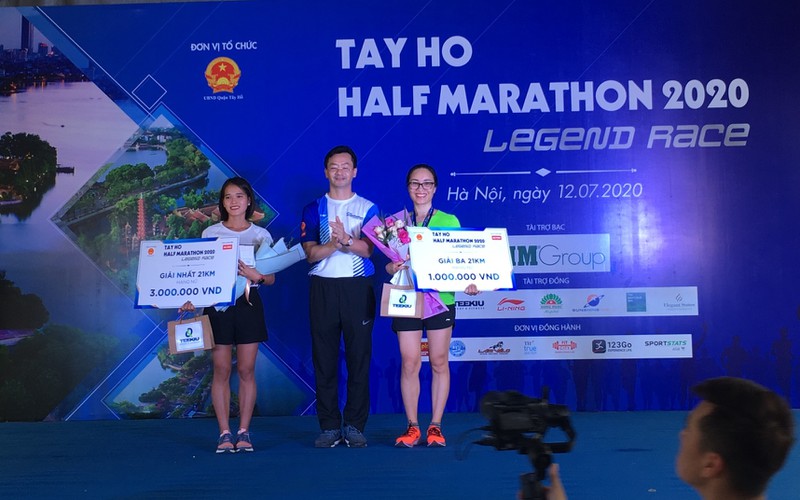 nguyen thi oanh va hong le "vo doi" o giai tay ho half marathon 2020 hinh 2