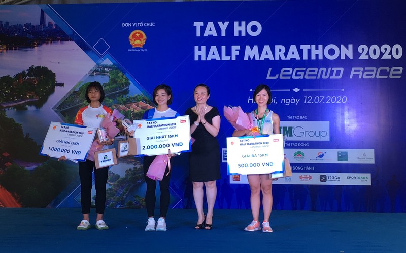 nguyen thi oanh va hong le "vo doi" o giai tay ho half marathon 2020 hinh 1
