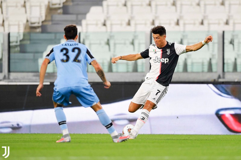 ket qua juventus 2-1 lazio: ronaldo toa sang ruc ro hinh 1