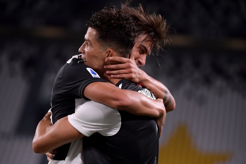 ket qua juventus 2-1 lazio: ronaldo toa sang ruc ro hinh 2