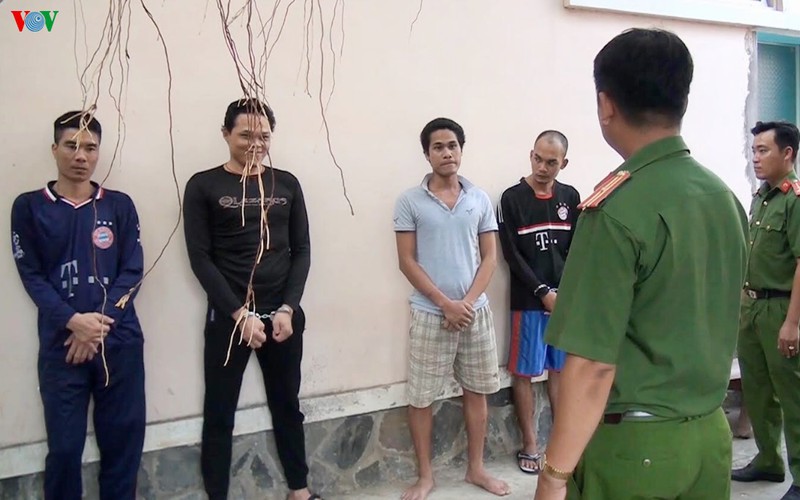 vo chong bi chan cuop, troi nhot trong mieu hinh 1