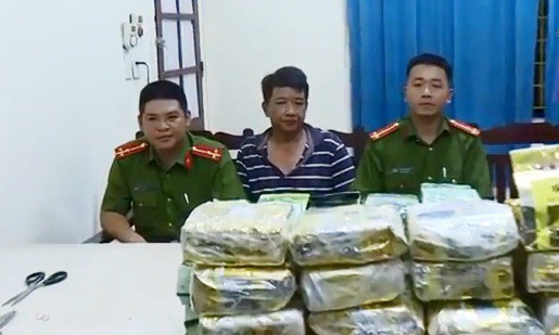 tuoi xang nham dot xe phi tang ma tuy khi bi cong an phat hien hinh 1