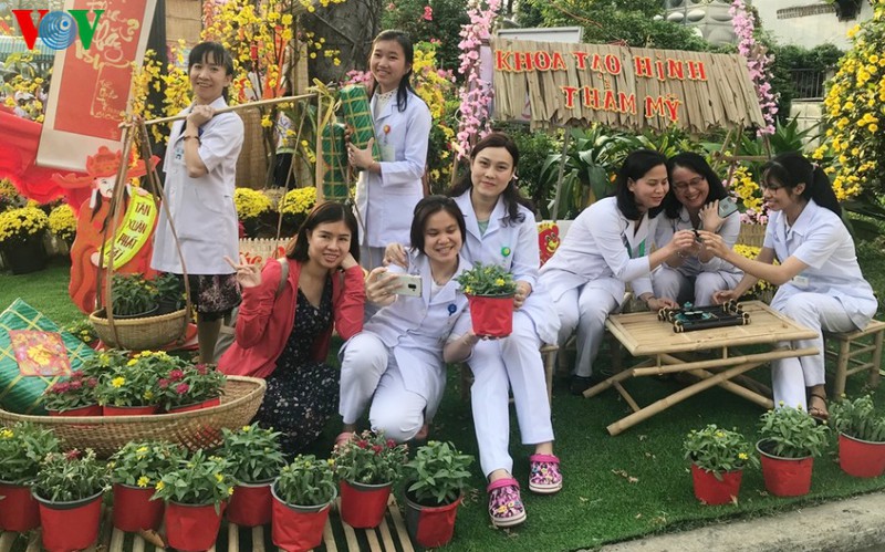 dac sac duong hoa tet trong benh vien cho ray, tp hcm hinh 2