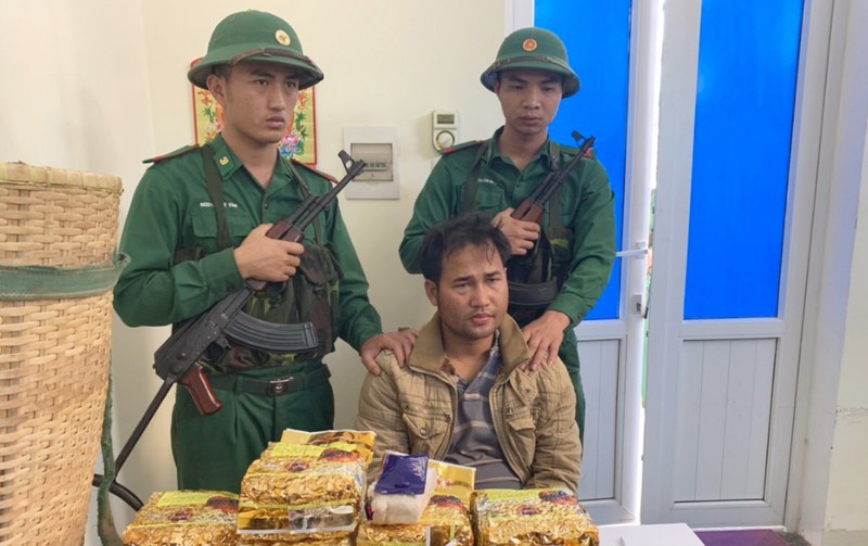toi pham tuyen bien gioi ngay cang lieu linh, trang bi vu khi nguy hiem hinh 1