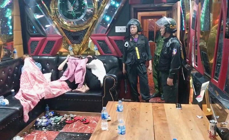 nong 24h: nhieu "nam thanh nu tu" duong tinh voi ma tuy trong quan karaoke hinh 2