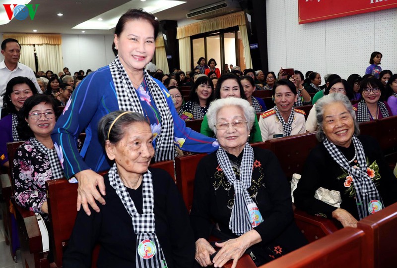 chu tich quoc hoi du cuoc hop mat doi quan toc dai, bo doi thu ha hinh 1