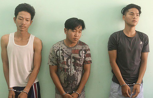 cuop tien cua cong ty bang cach dan canh hinh 1
