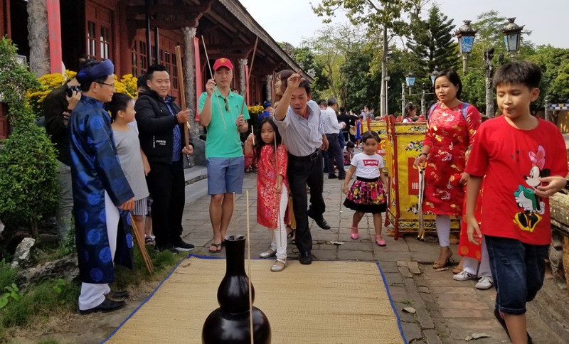 ron rang du khach tham khu di san hue trong ngay dau nam moi hinh 2