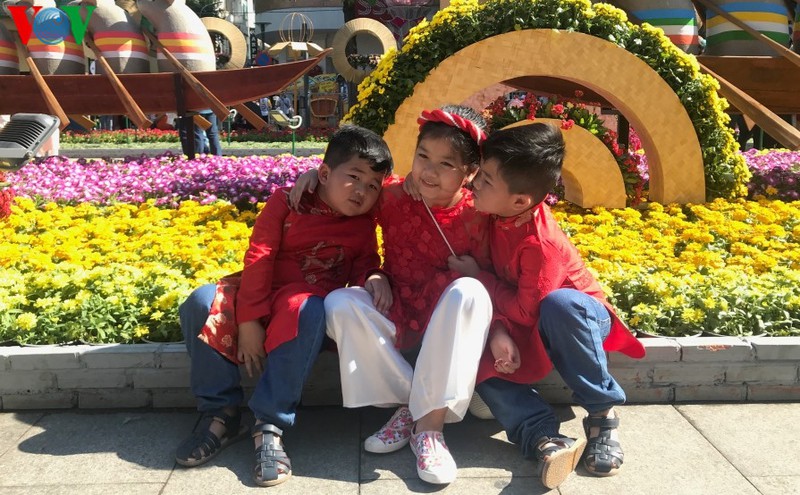 sang mung 1 tet, tp hcm nhon nhip nguoi du xuan hinh 2