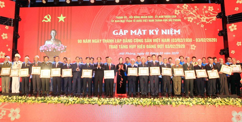 trao tang huy hieu dang cho dang vien lao thanh hinh 1