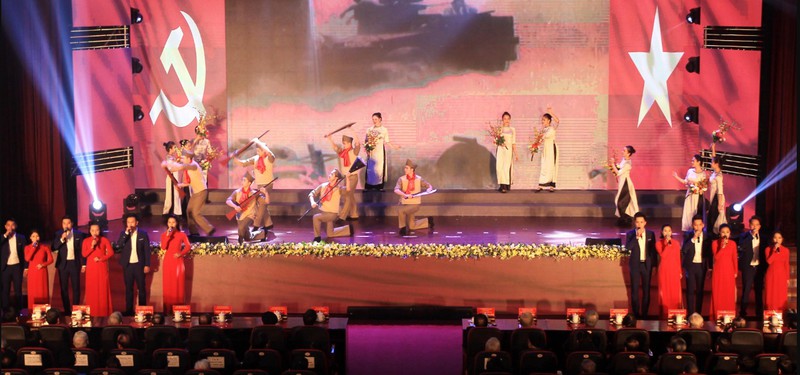trao tang huy hieu dang cho dang vien lao thanh hinh 2