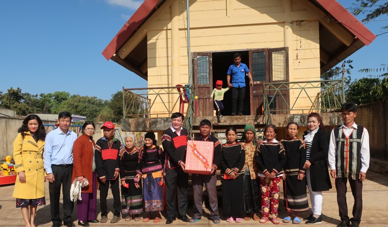 lanh dao dak lak tham va tang qua buon can cu cach mang hinh 1