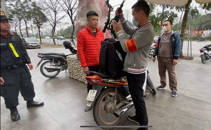 cong an ha noi lien tiep bat nhieu tai xe tang tru sung quan dung hinh 1