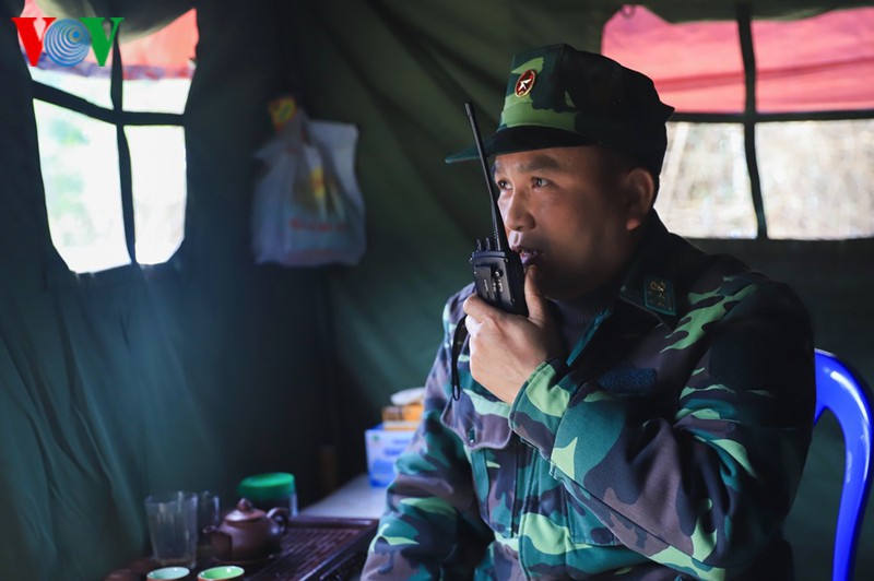 anh: nhung nguoi linh can man ngan chan dich benh noi vung bien hinh 11