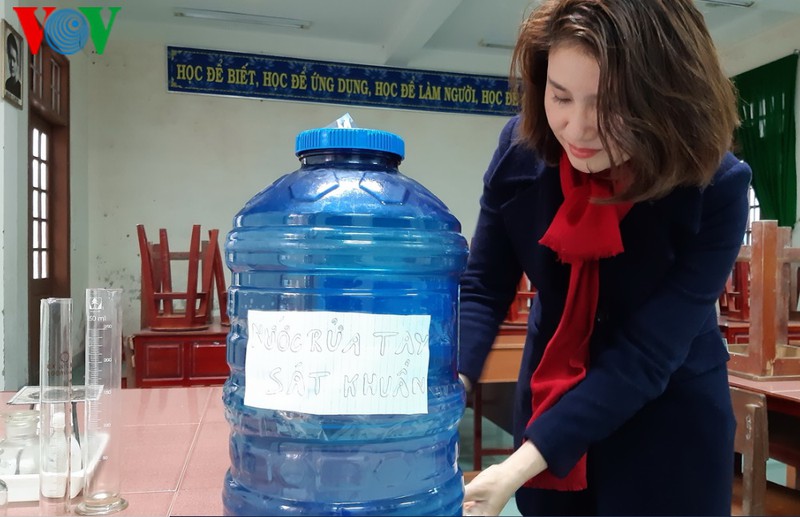 thay giao truong lang tu pha che dung dich sat khuan phong covid-19 hinh 2